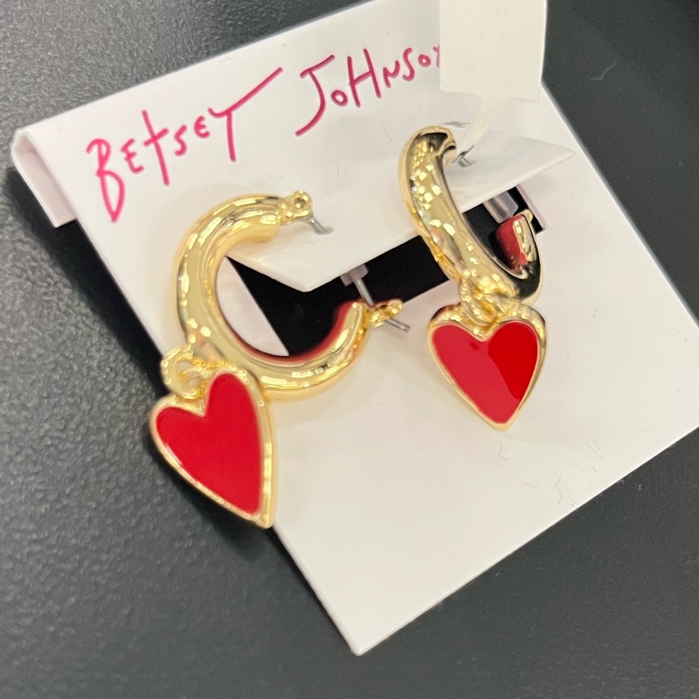 NWT ⚜️♥️⚜️ Betsey Johnson cute gold hoop earrings with dangling red heart - Picture 12 of 16